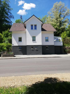 Ferienwohnung am Bodensee mit 2 Schlafzimmer, Wintergarten und Garten mit Grillhaus